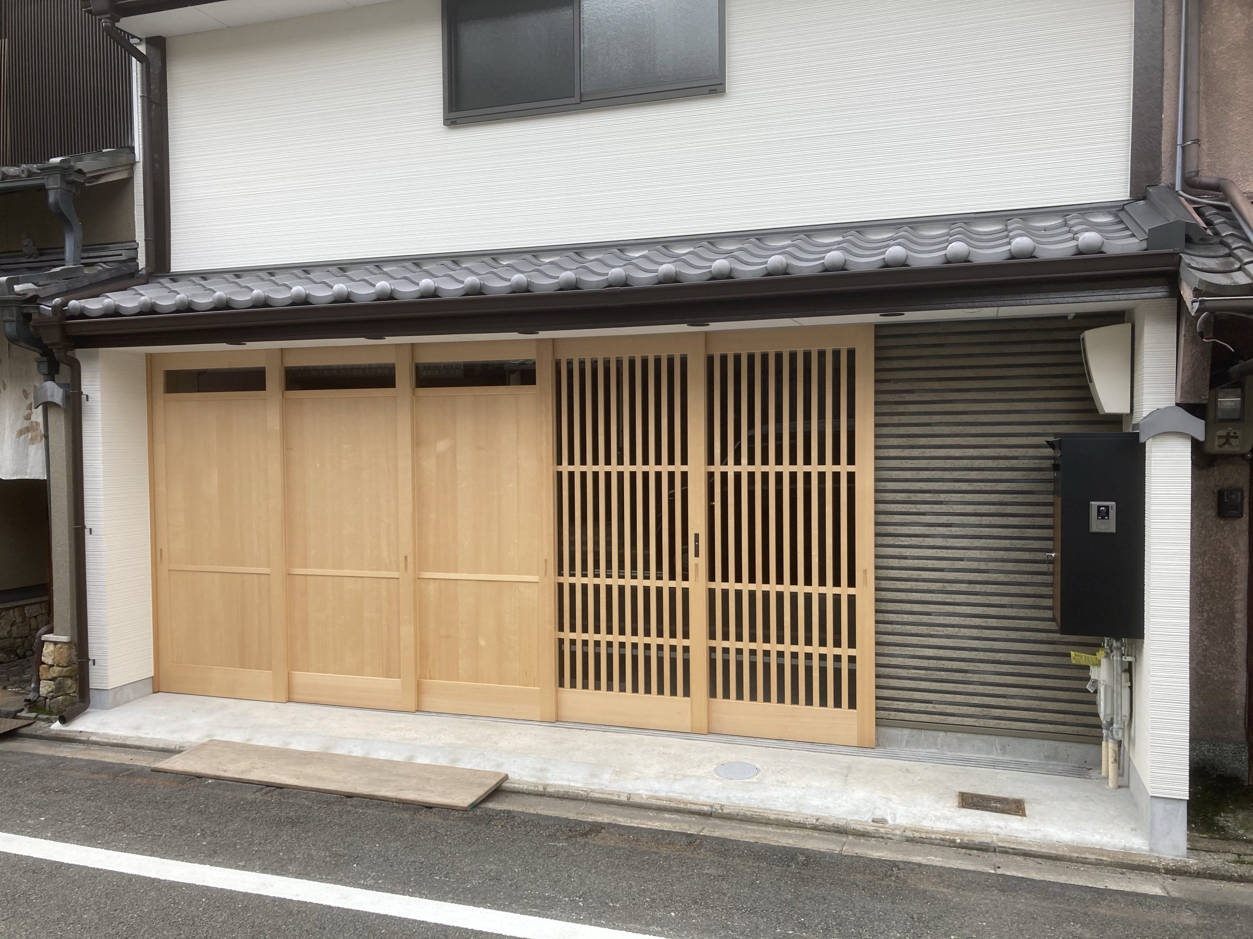 玄関＆ガレージの引戸 - 株式会社西喜